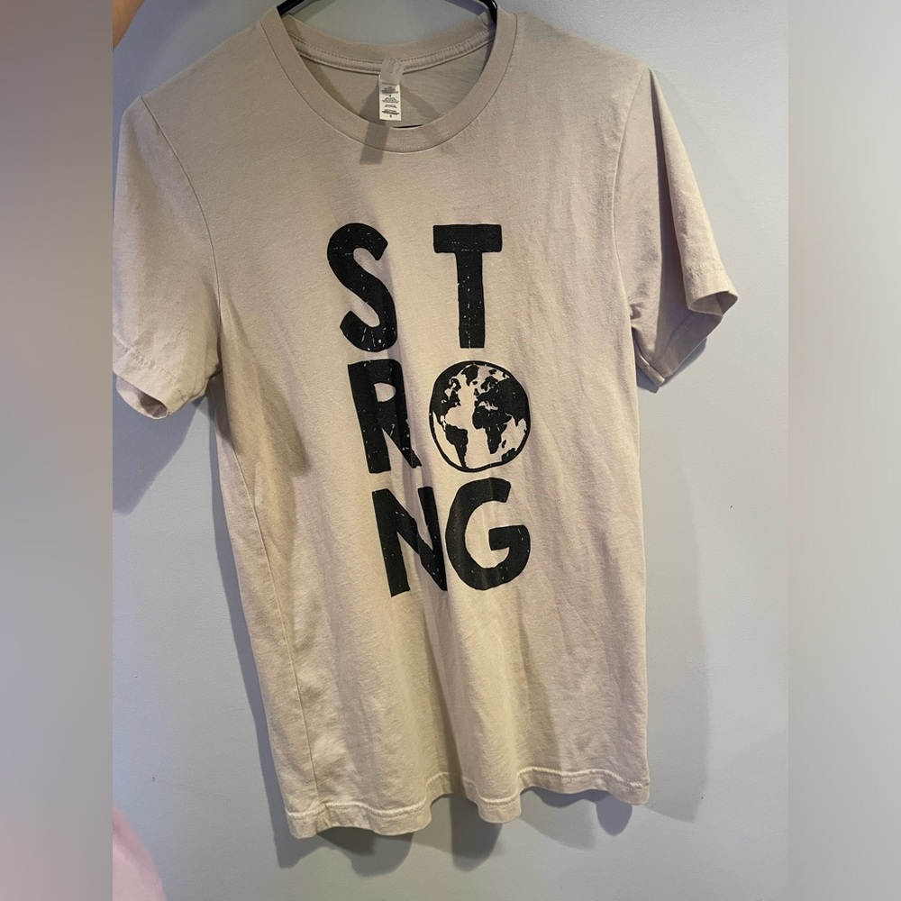 STR🌍NG tee